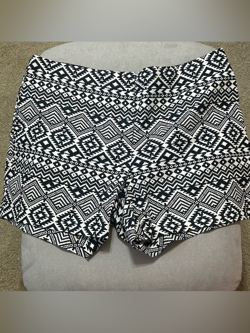 Artisan Ny Black & White Aztec Print Women’s Shorts Sz 8 like new
